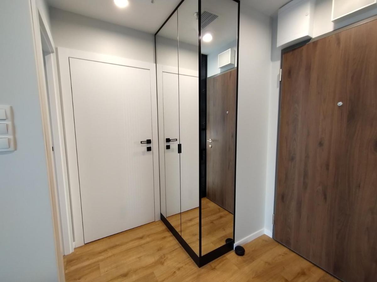 Wola Tower Deluxe Separate Bedroom With Free Garage - By Perfect Apart Warsawa Bagian luar foto