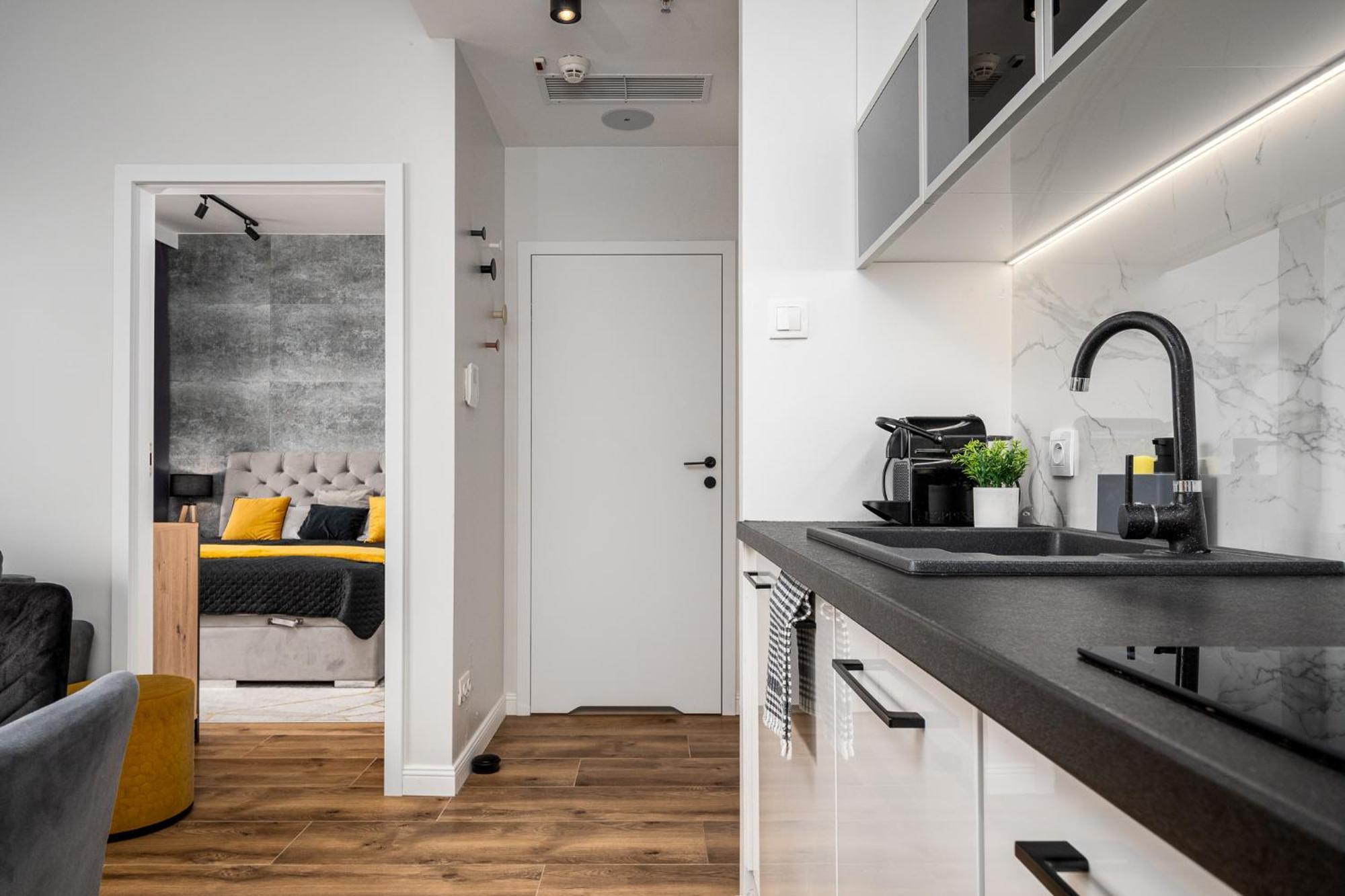 Wola Tower Deluxe Separate Bedroom With Free Garage - By Perfect Apart Warsawa Bagian luar foto