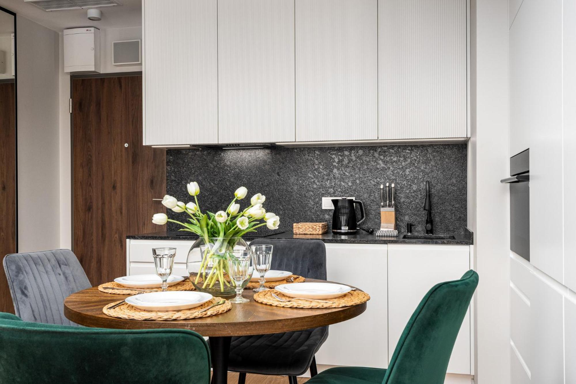 Wola Tower Deluxe Separate Bedroom With Free Garage - By Perfect Apart Warsawa Bagian luar foto