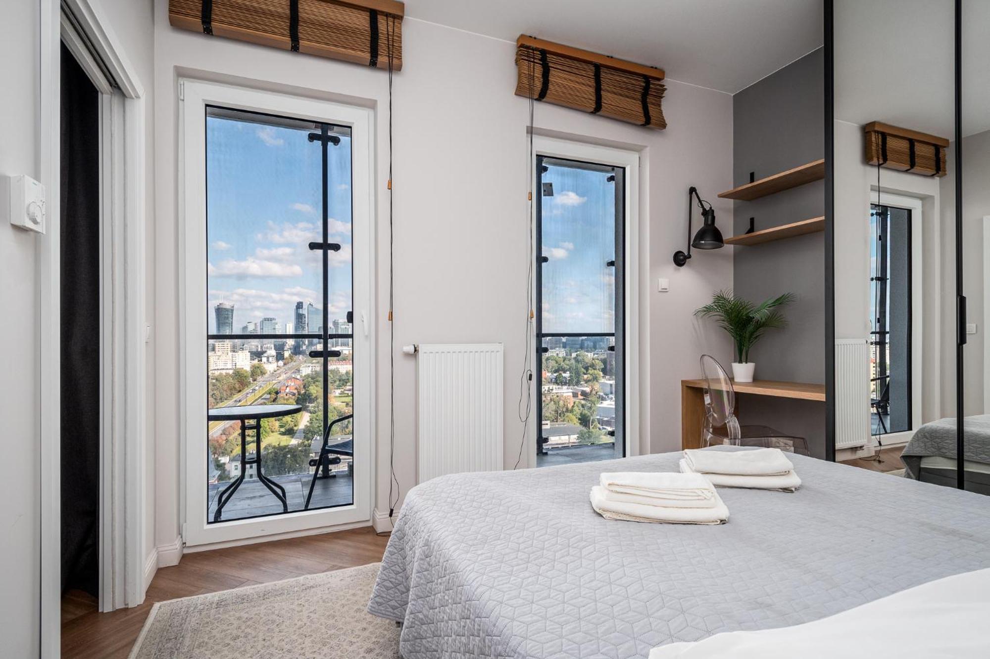 Wola Tower Deluxe Separate Bedroom With Free Garage - By Perfect Apart Warsawa Bagian luar foto