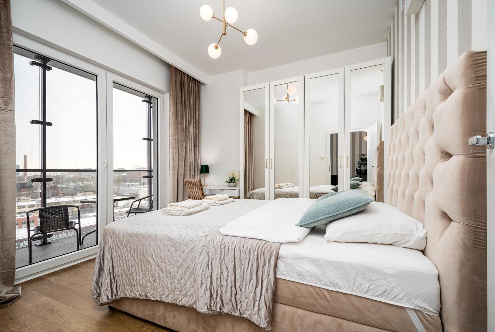 Wola Tower Deluxe Separate Bedroom With Free Garage - By Perfect Apart Warsawa Bagian luar foto